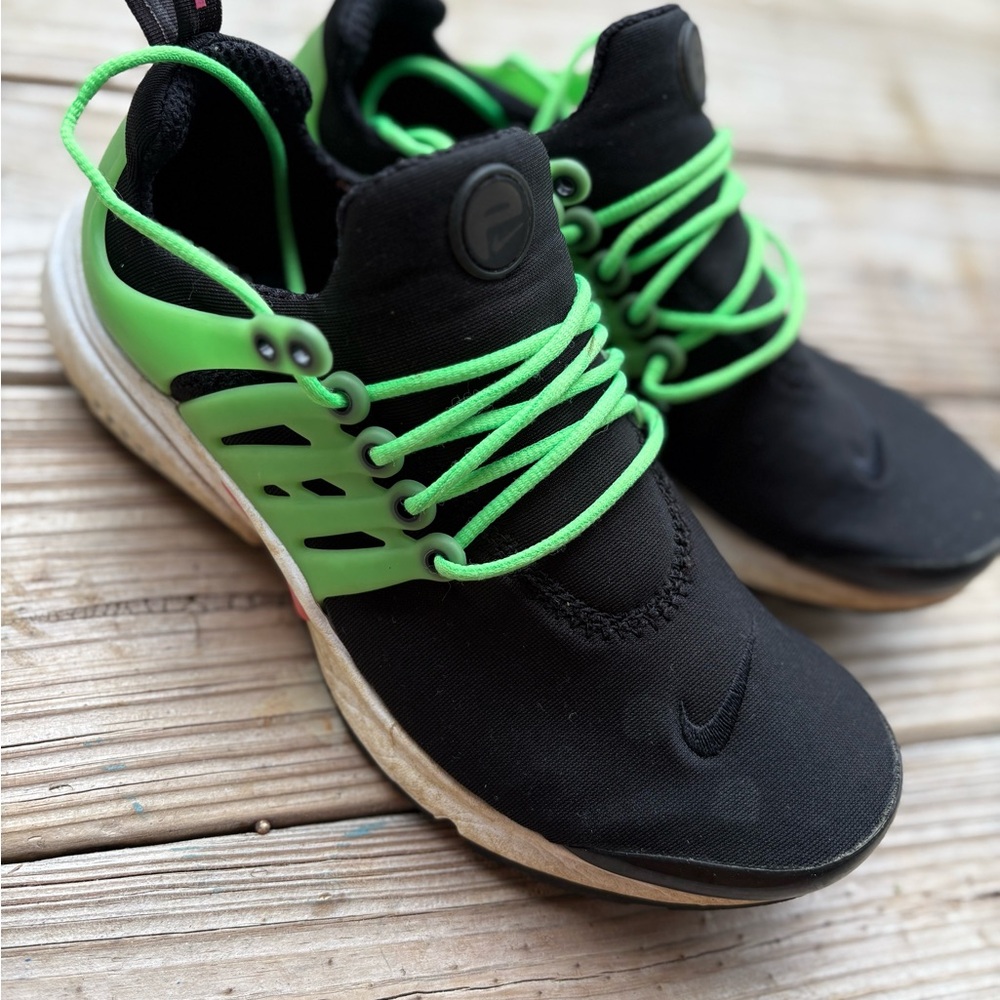 Nike Kids Black and Neon Green Sneakers